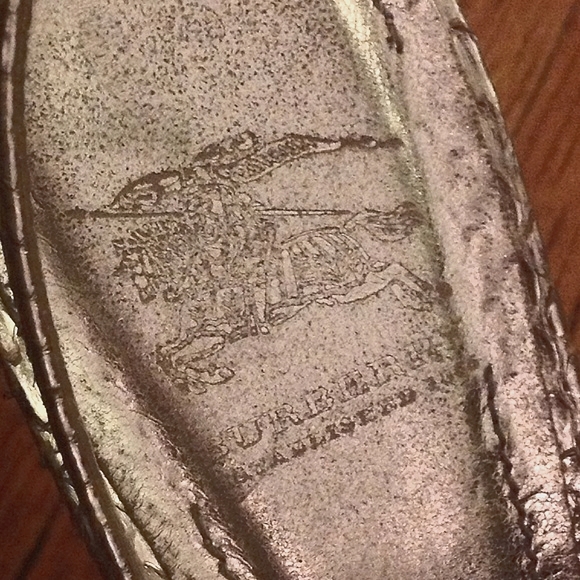 🎉H.P🎉BURBERRY SILVER LEATHER HEELS - Picture 4 of 4